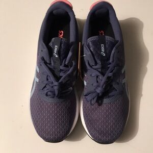 Women sneakers size 8.5